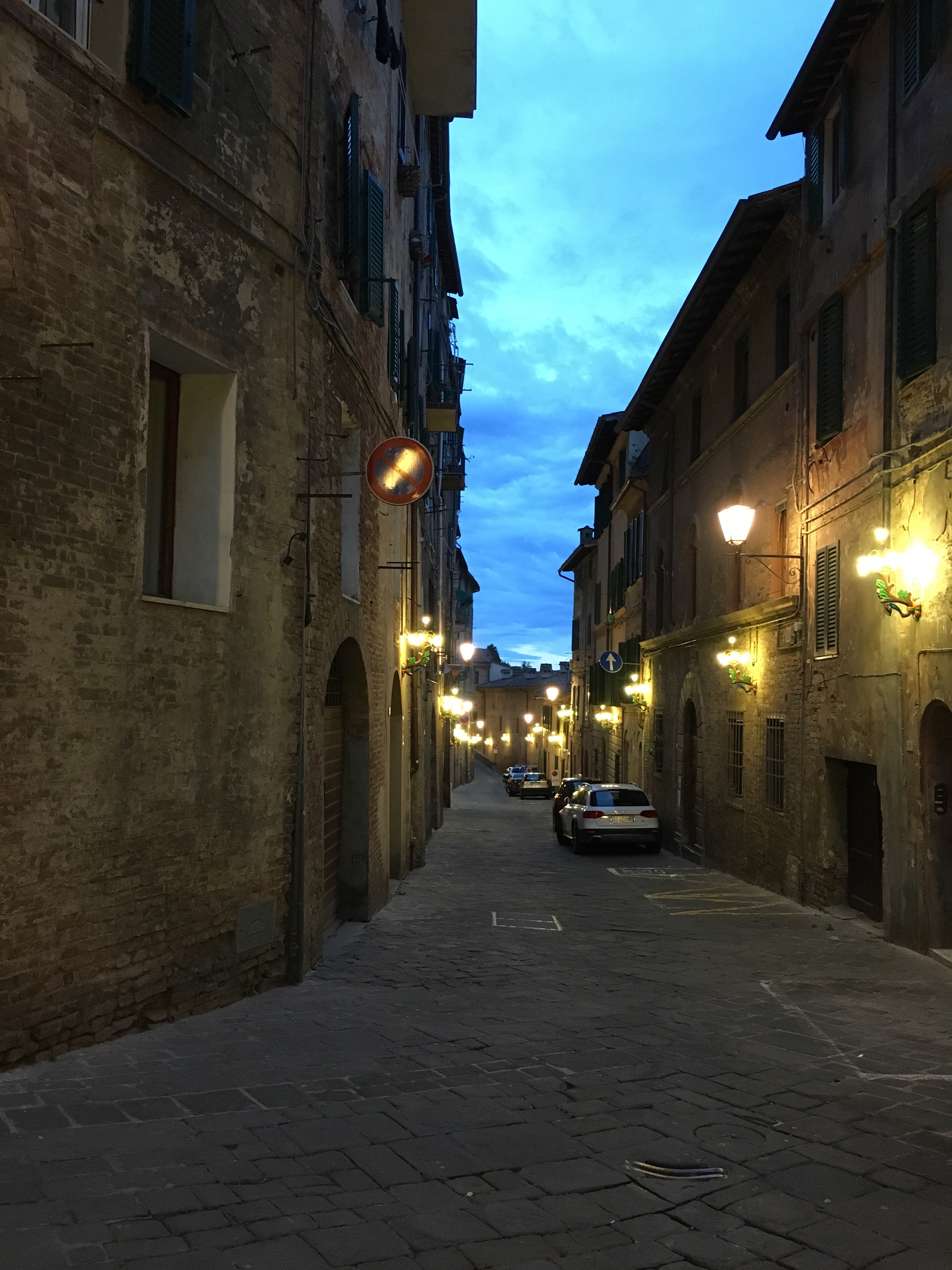 a street lit with lamoa on each s side